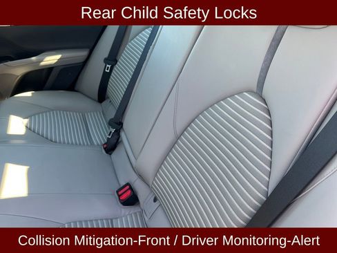 Used 2018 Toyota Camry SE w/ Convenience Package FWD image 17