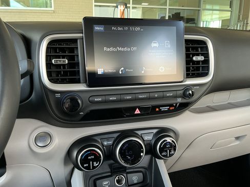 Certified 2025 Hyundai Venue SEL image 7