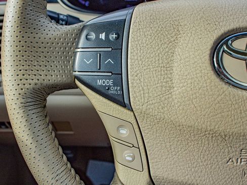 Used 2011 Toyota Avalon Limited FWD image 25