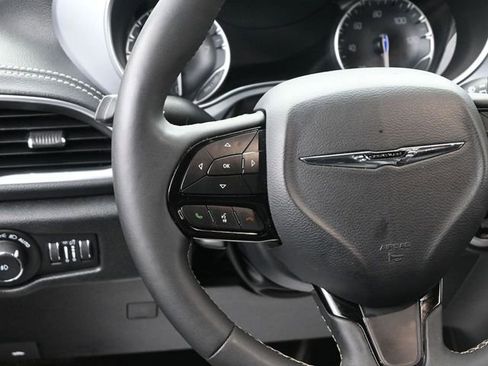 Used 2025 Chrysler Pacifica Limited image 27