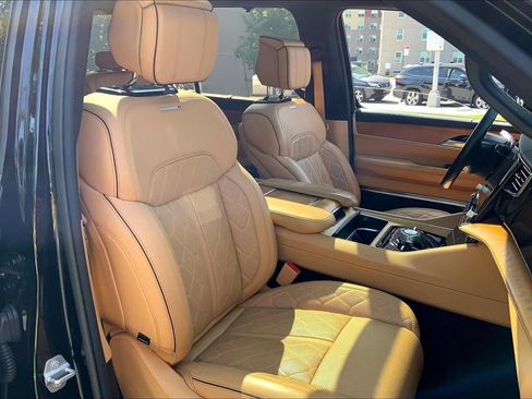 Used 2022 Jeep Grand Wagoneer Series III AWD/4WD image 8