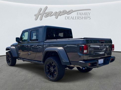 Used 2025 Jeep Gladiator Sport AWD/4WD image 6