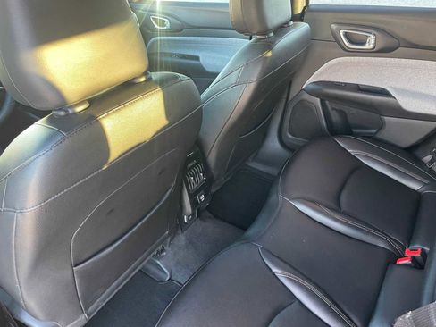 Used 2024 Jeep Compass Latitude image 25