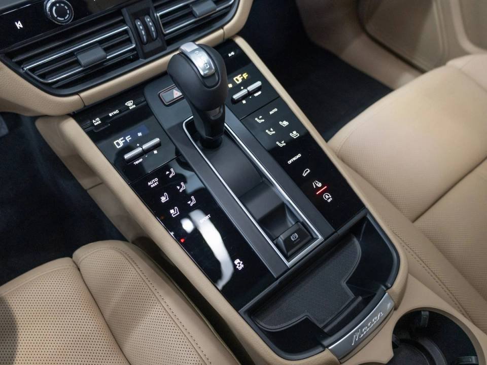 Certified 2026 Porsche Macan AWD/4WD image 16