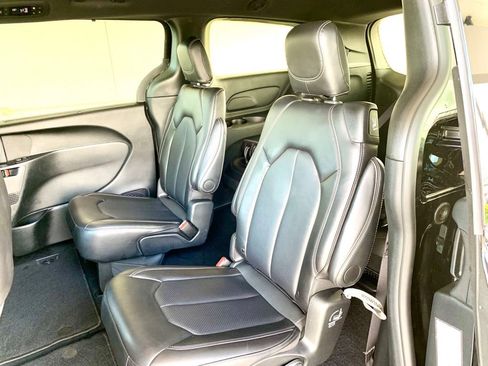 Used 2025 Chrysler Pacifica Select FWD image 16