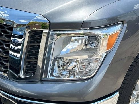 Used 2018 Nissan Titan SV w/ SV Convenience Package image 9