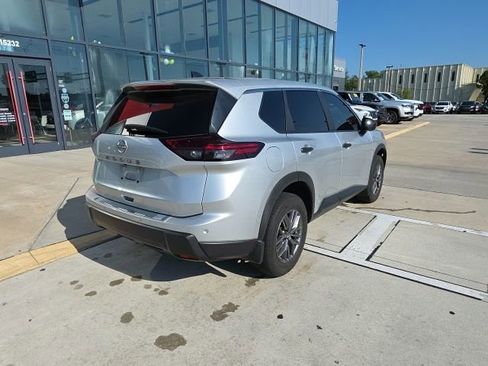 Used 2024 Nissan Rogue S image 4