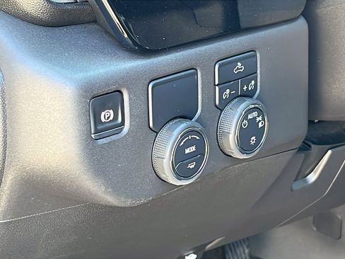 Used 2025 Chevrolet Silverado 1500 LT image 13