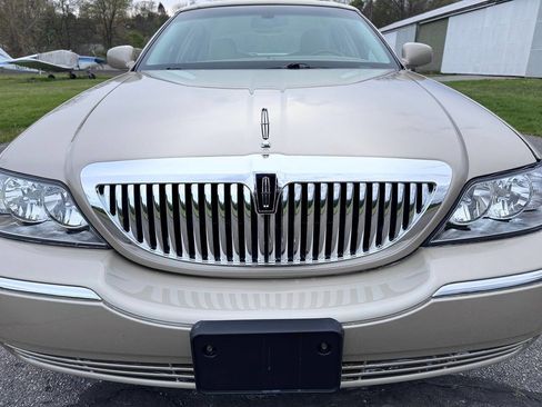 Used 2008 Lincoln Town Car Signature Limited RWD image 2