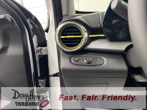 New 2025 Chevrolet Trax LT w/ Sunroof Package image 28