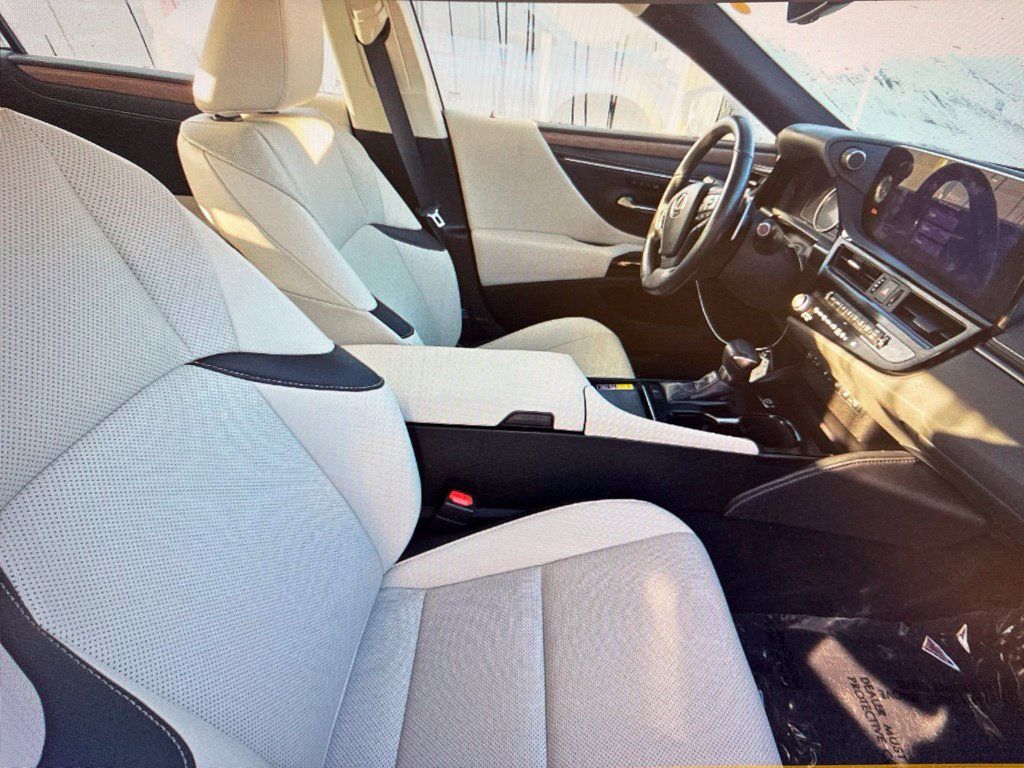 Used 2024 Lexus ES 350 w/ Premium Package FWD image 3