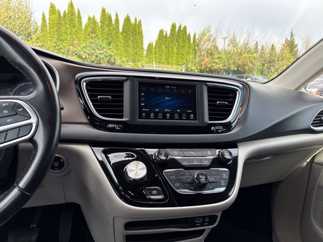 Used 2018 Chrysler Pacifica Touring-L FWD image 21