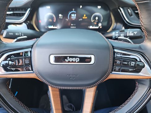 Used 2022 Jeep Grand Cherokee Summit AWD/4WD image 13