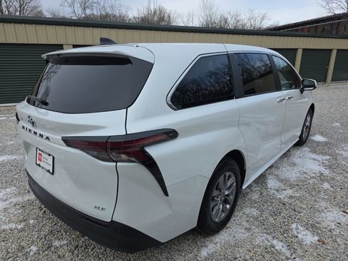 Certified 2025 Toyota Sienna XLE image 6