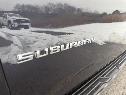 Used 2023 Chevrolet Suburban Premier image 17