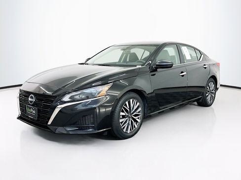 Used 2025 Nissan Altima 2.5 SV FWD image 3