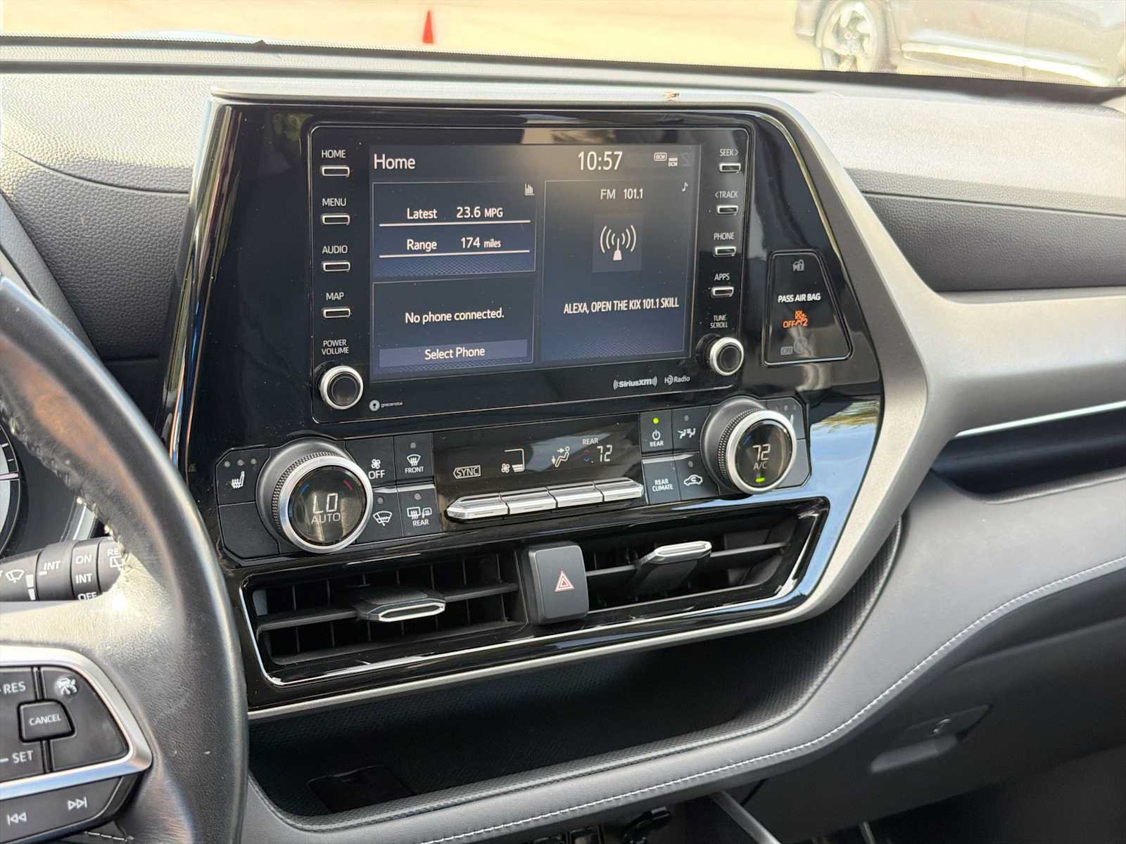 Used 2020 Toyota Highlander XLE AWD/4WD image 23