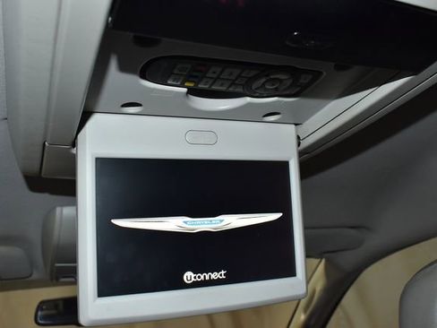 Used 2016 Chrysler Town & Country Touring image 24