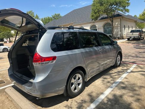 Used 2014 Toyota Sienna LE FWD image 9