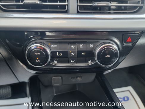 Used 2025 Chevrolet Trax LT w/ LT Convenience Package image 22