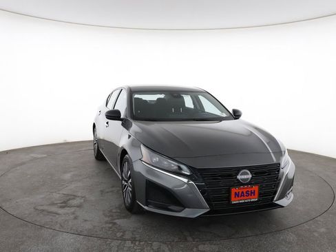 Used 2025 Nissan Altima 2.5 SV image 3