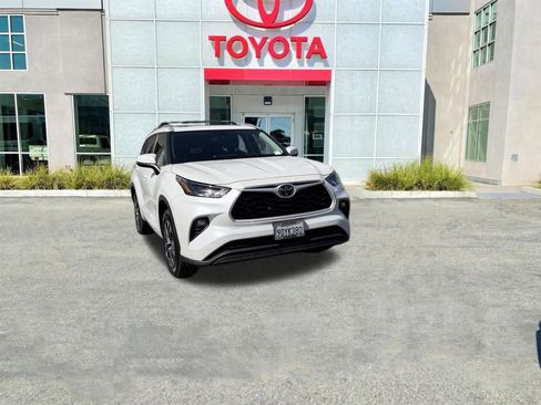 Certified 2023 Toyota Highlander XLE image 1
