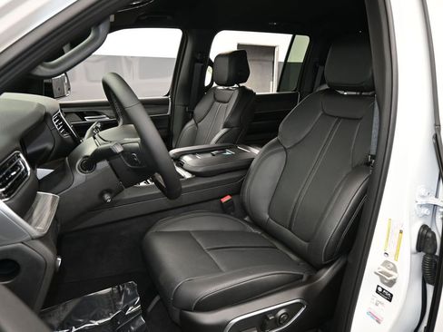 Used 2023 Jeep Wagoneer L Series III w/ Preferred Equipment Group image 33