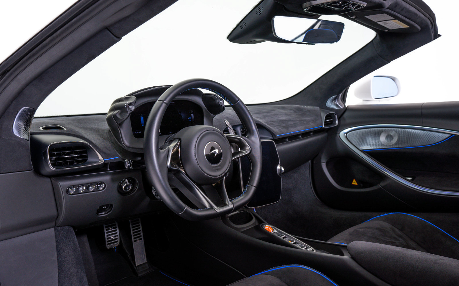Used 2025 McLaren Artura Spider RWD image 20