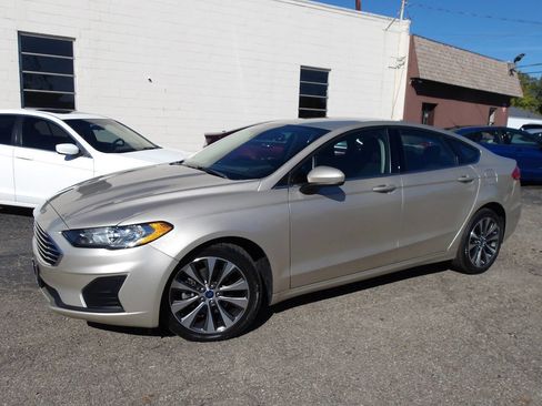 Used 2019 Ford Fusion SE image 2
