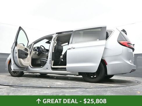 Used 2024 Chrysler Pacifica Touring-L image 74