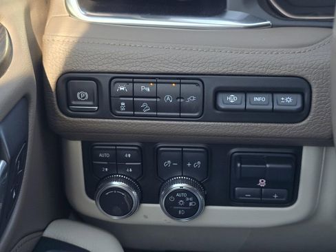 Used 2021 GMC Yukon XL Denali w/ Denali Premium Package AWD/4WD image 17