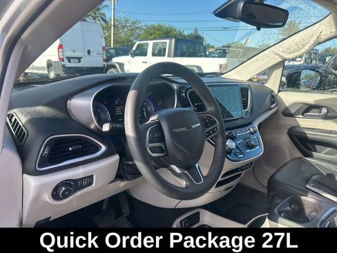Used 2024 Chrysler Pacifica Touring-L image 11