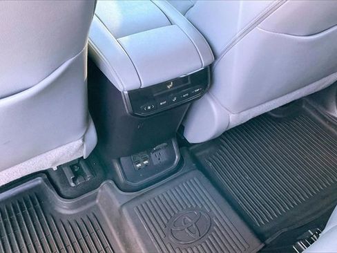 Used 2021 Toyota Highlander Limited image 35