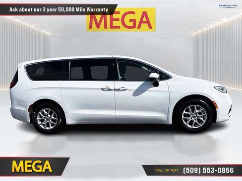 Used 2023 Chrysler Pacifica Touring-L FWD image 5