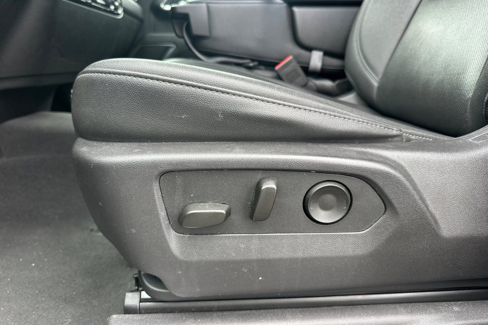 Used 2025 GMC Sierra 1500 SLT RWD image 13