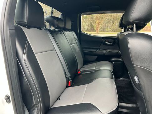 Used 2017 Toyota Tacoma TRD Off-Road image 24