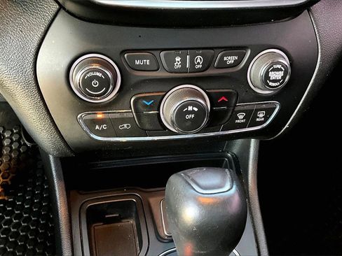 Used 2019 Jeep Cherokee Latitude Plus w/ Cold Weather Group image 34