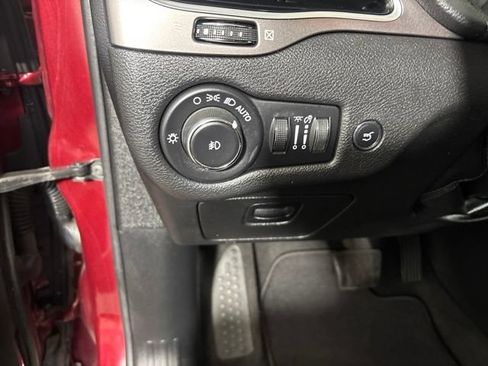 Used 2019 Jeep Cherokee Limited AWD/4WD image 17