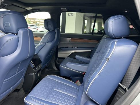 New 2026 Cadillac Vistiq Premium Luxury image 17