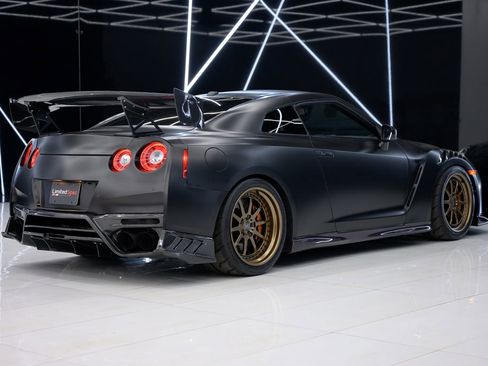 Used 2018 Nissan GT-R Premium image 19