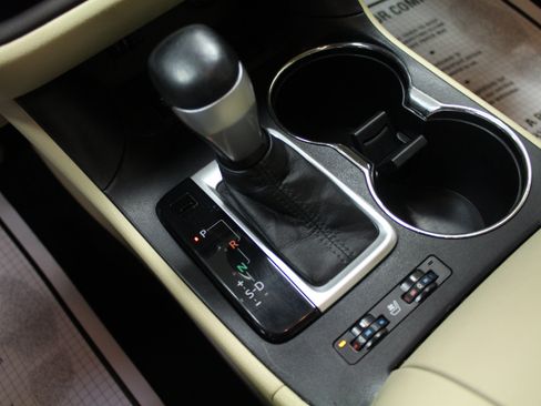 Used 2014 Toyota Highlander Limited Platinum image 19