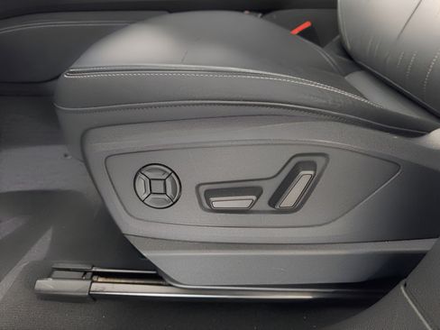 Used 2022 Audi e-tron Premium w/ Convenience Plus Package image 16