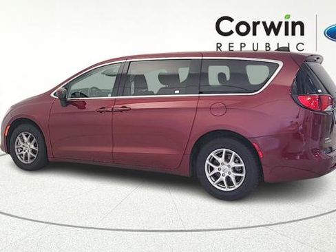 Used 2023 Chrysler Voyager LX FWD image 5