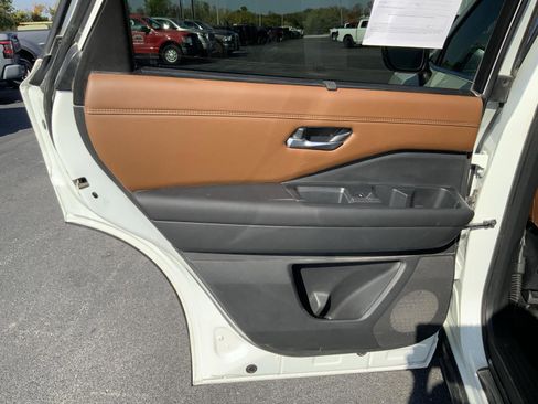 Used 2023 Nissan Pathfinder Platinum image 53