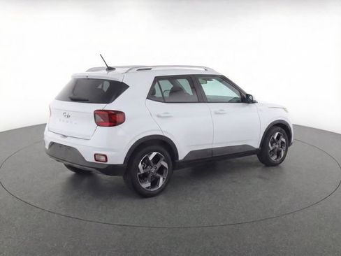 Used 2024 Hyundai Venue Limited image 4