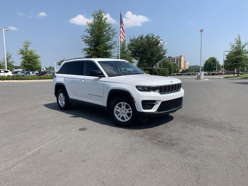 Certified 2023 Jeep Grand Cherokee Laredo w/ Luxury Tech Group I RWD image 3