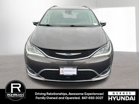Used 2017 Chrysler Pacifica Limited image 3