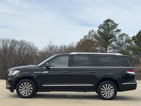 Used 2024 Lincoln Navigator L 4WD image 3