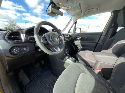 Used 2023 Jeep Renegade Latitude image 2