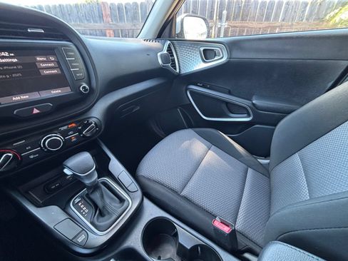Used 2025 Kia Soul LX w/ LX Technology Package FWD image 33